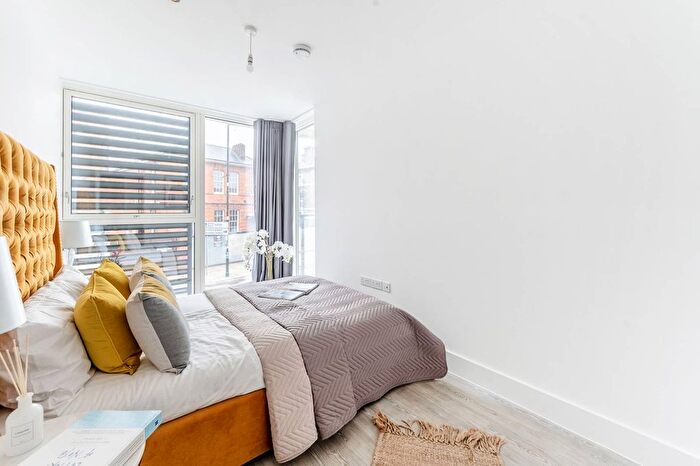 1 Bedroom Flat To Rent In Easton Lodge, Ealing, W7