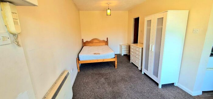 Studio To Rent In Brendon Close, Harlington, Hayes, UB3
