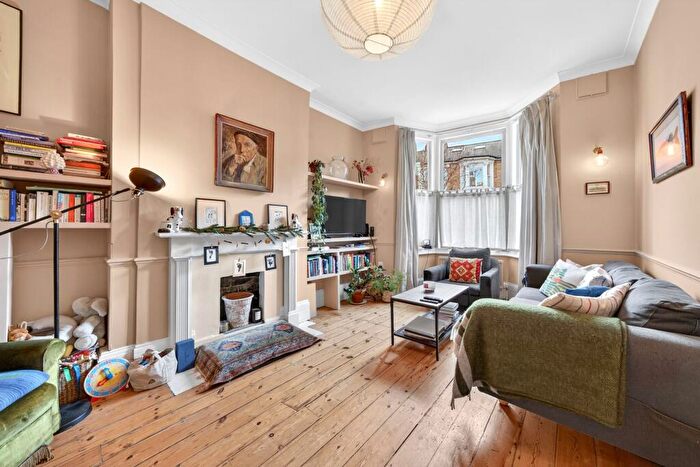 2 Bedroom Flat For Sale In Barretts Grove, London, N16
