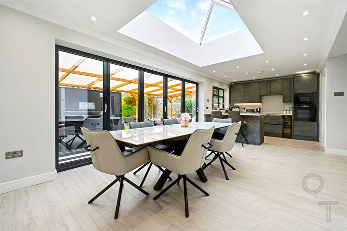 3 Bedroom Detached House For Sale In Oakwood Park Road, Southgate, N14