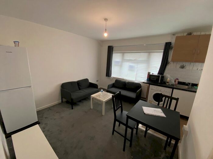 2 Bedroom Flat To Rent In Alder Grove, London, NW2