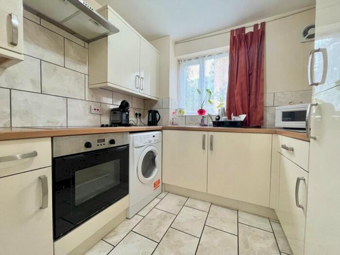 2 Bedroom Flat To Rent In Armoury Road, London, SE8