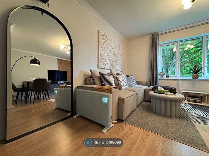 1 Bedroom Flat To Rent In Turnpike Lane, Uxbridge, UB10