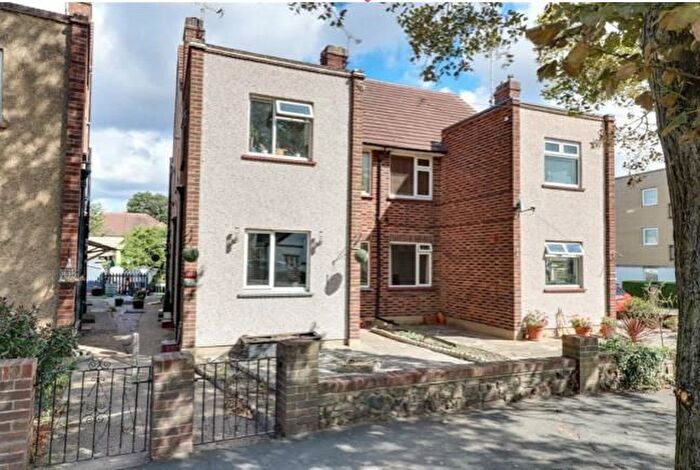 2 Bedroom Flat For Sale In London Road, Leigh-On-Sea, SS9