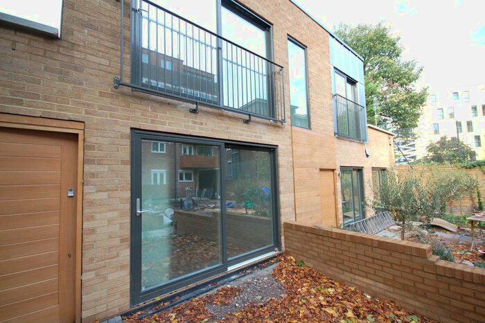 2 Bedroom Town House To Rent In Town House Green Lanes, Stoke Newington, N16