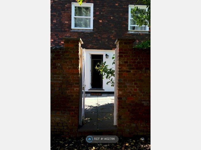 1 Bedroom Flat To Rent In Marlowe Court, Canterbury, CT1