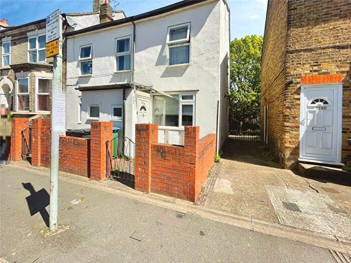 1 Bedroom Flat For Sale In Queens Road, Watford, Hertfordshire, WD17