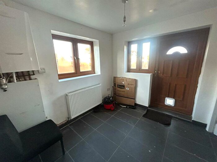 2 Bedroom End Of Terrace House To Rent In Incline Road, Oldham, OL8
