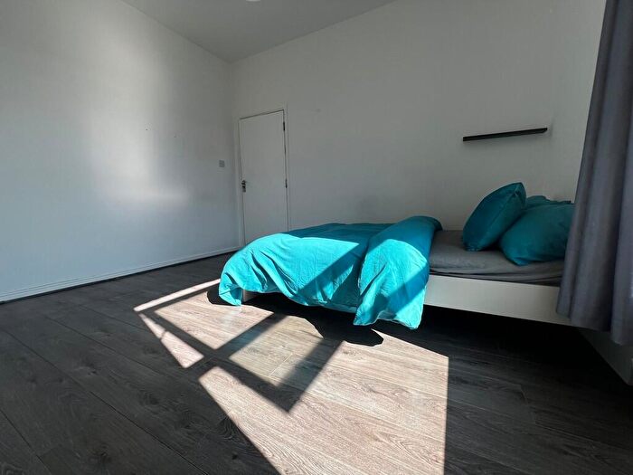 3 Bedroom Flat To Rent In Hermitage Road, N4