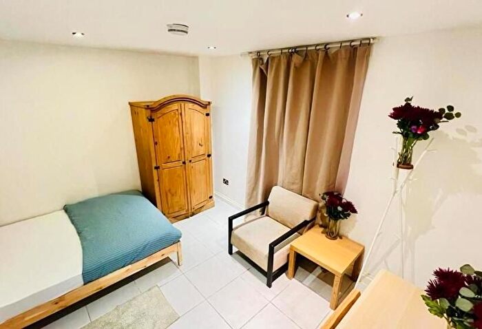 3 Bedroom Flat To Rent In Sutton Street, London, E1