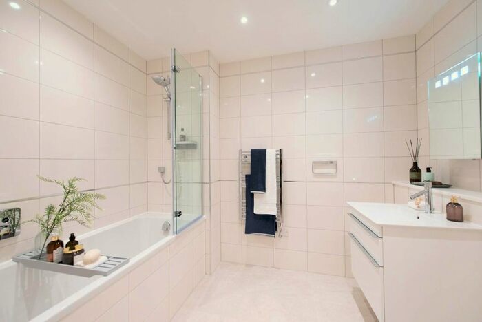 2 Bedroom Flat For Sale In Coopers Hill Lane, Englefield Green, Egham, TW20