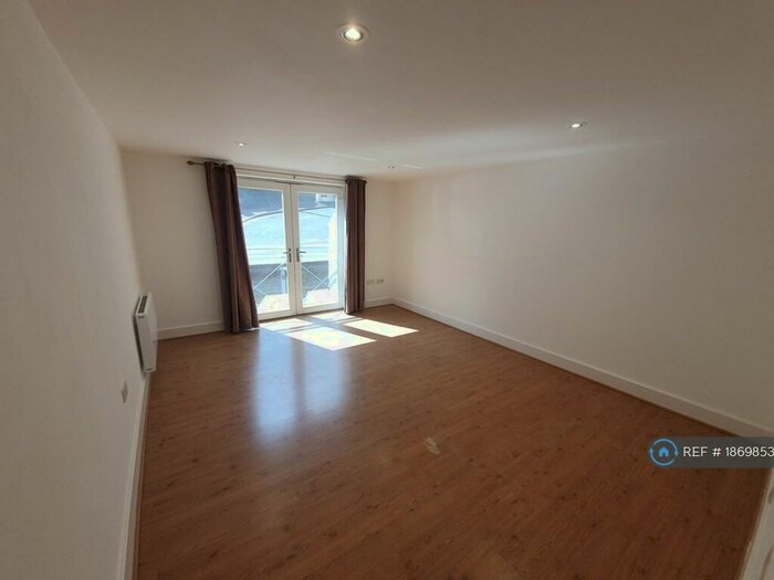 2 Bedroom Flat To Rent In Watsons Yard, Bishop's Stortford, CM23