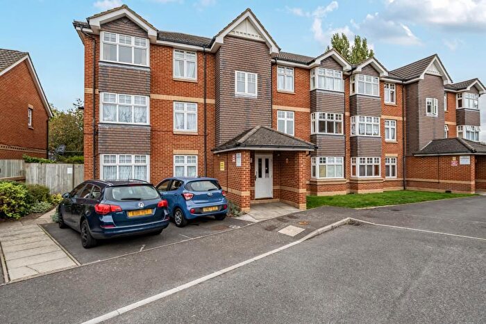 2 Bedroom Flat For Sale In Chamberlain Gardens, Hounslow, TW3