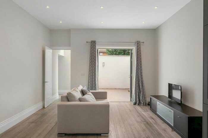 2 Bedroom Flat To Rent In Hesketh Place, London, W11
