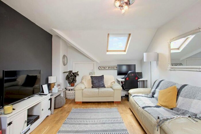 1 Bedroom Flat To Rent In Putney Bridge Road, London, SW15