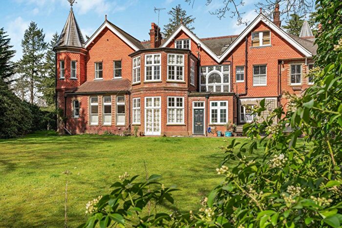 2 Bedroom Flat For Sale In Shortheath Road, Farnham, Surrey, GU9