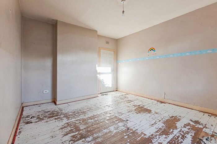 2 Bedroom Flat For Sale In Grangeburn Road, Grangemouth, FK3