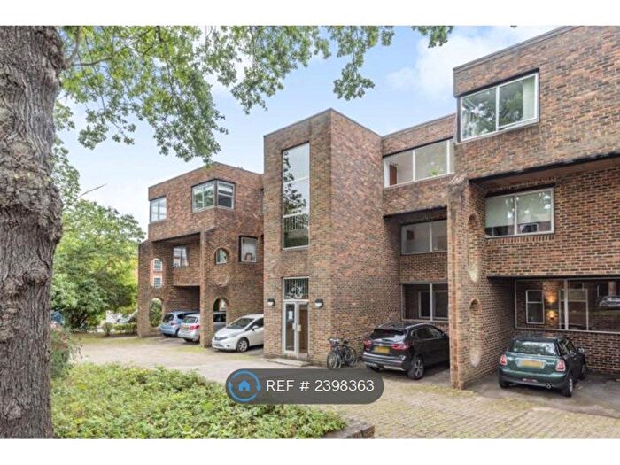 2 Bedroom Flat To Rent In Stroudwater Park, Weybridge, KT13