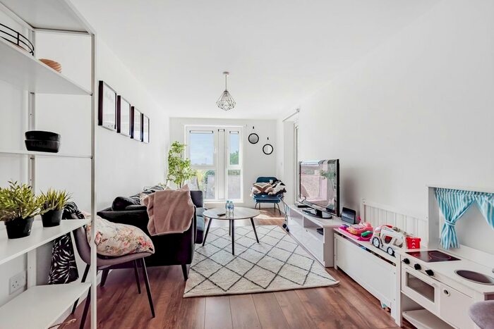 2 Bedroom Flat To Rent In Grand Union House, Stoke Road, Slough, SL2