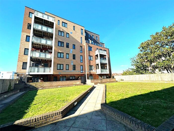 3 Bedroom Flat To Rent In Topaz Apartments, Hounslow, Greater London, TW3