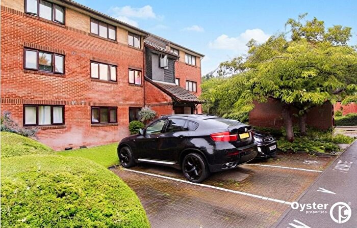 2 Bedroom Flat To Rent In Pavilion Way, Edgware, HA8