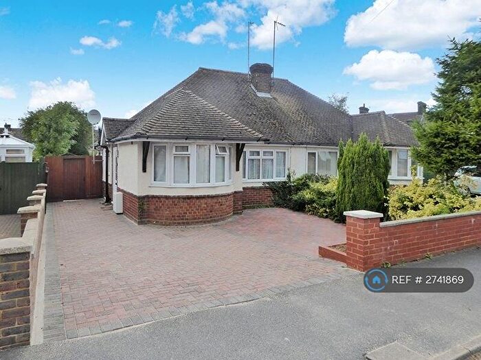 2 Bedroom Bungalow To Rent In West Parade, Dunstable, LU6
