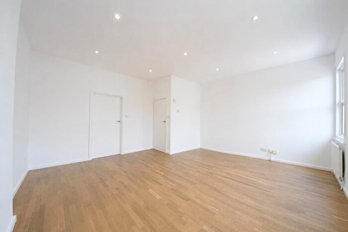 2 Bedroom Flat To Rent In Long Lane, East Finchley, N2
