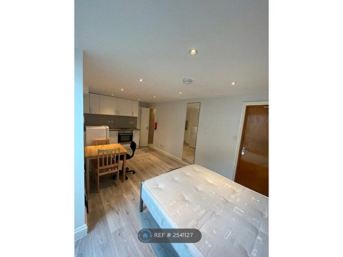 Studio To Rent In Copenhagen Street, London, N1