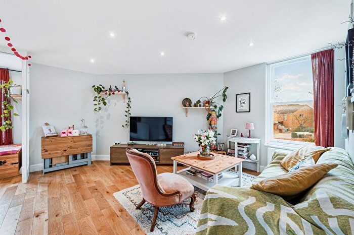 1 Bedroom Flat To Rent In Berrymead Gardens, Springfield Park, W3