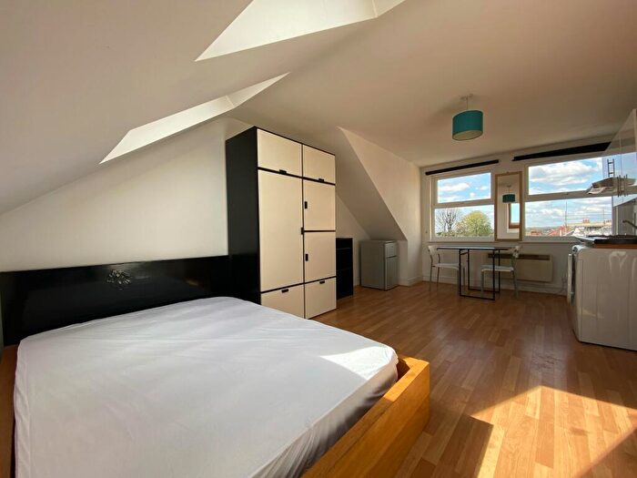 Apartment To Rent In High Road, London, N12