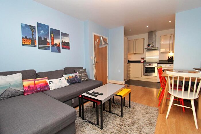 1 Bedroom Apartment For Sale In Padstone House, Capulet Square, London, E3