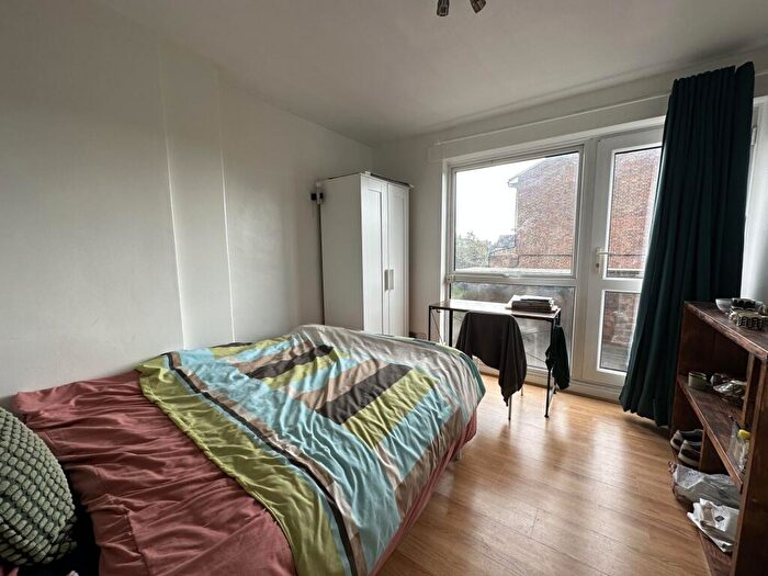 3 Bedroom Flat To Rent In Detling House (th August), SE17