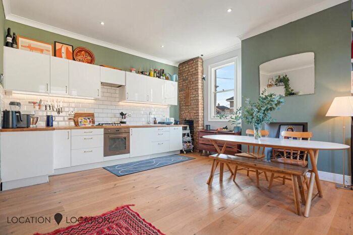 3 Bedroom End Of Terrace House For Sale In Brooke Road, London, N16