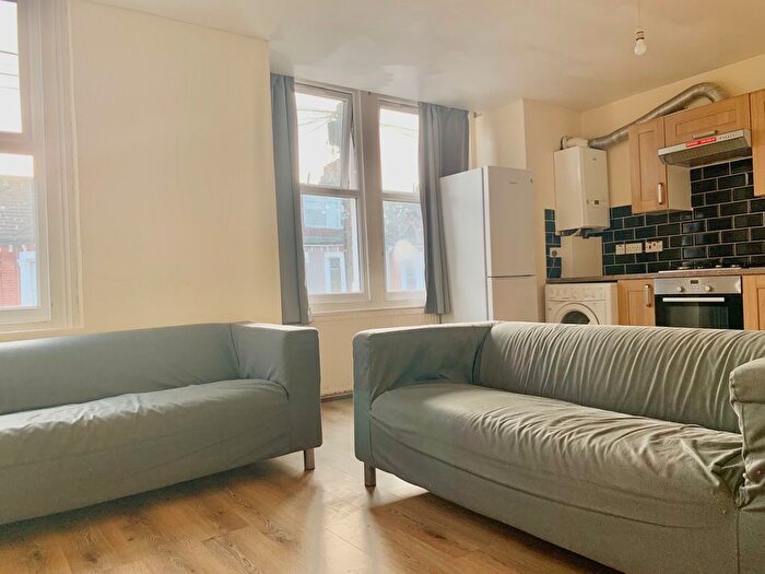 2 Bedroom Flat To Rent In Lucien Road, SW17