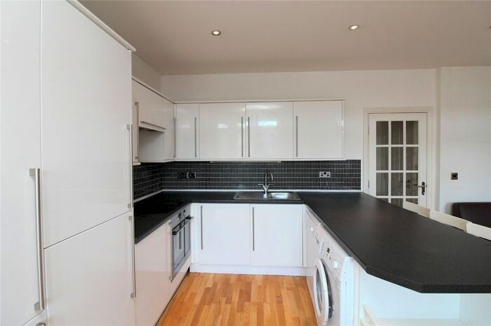 2 Bedroom Flat To Rent In The Broadway, Mill Hill, NW7