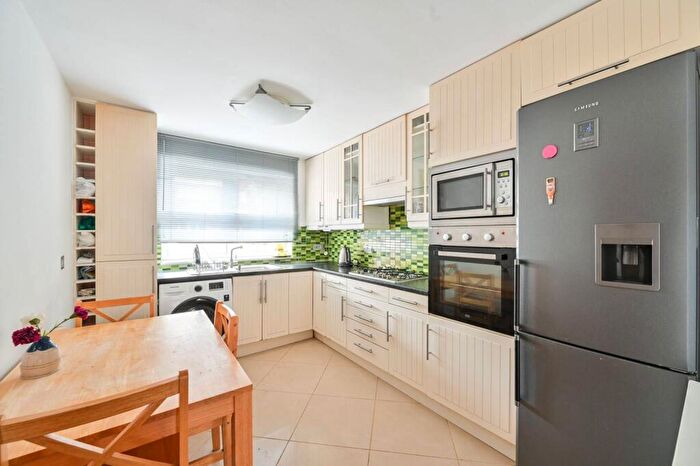 2 Bedroom Flat To Rent In Chatham Street, Elephant And Castle, London, SE17