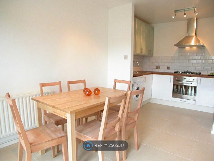 4 Bedroom Flat To Rent In Clapham Common, London, SW4
