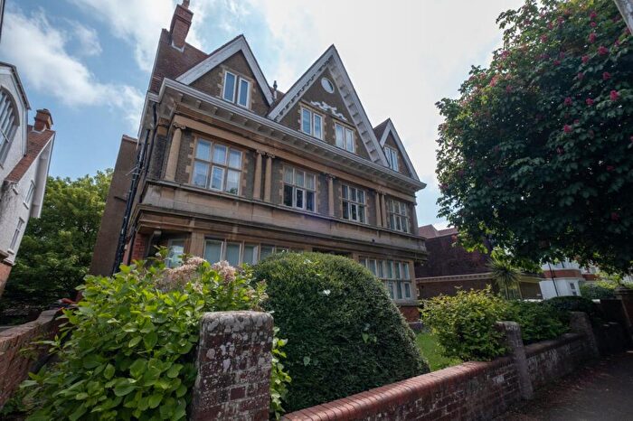 2 Bedroom Flat For Sale In Grimston Gardens, Folkestone, Kent, CT20