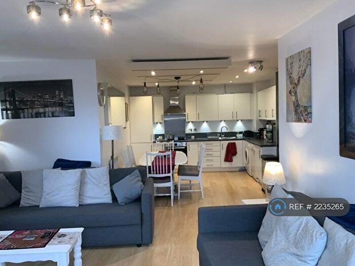 2 Bedroom Flat To Rent In Leamore Court, London, E2