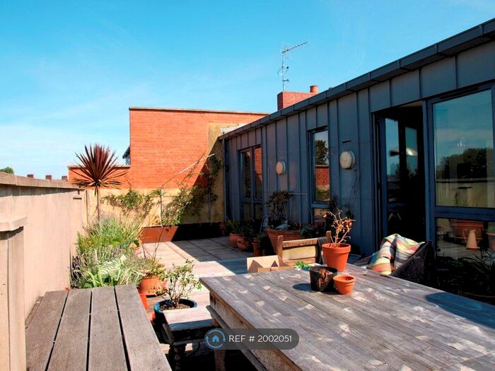 2 Bedroom Flat To Rent In Piano Lane, London, N16