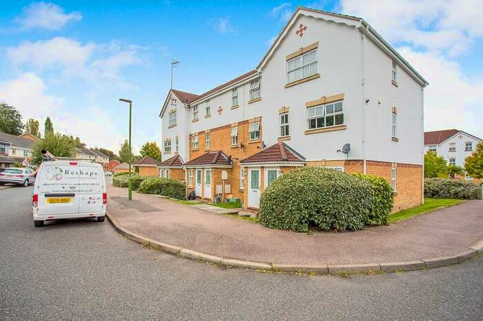 2 Bedroom Apartment To Rent In Evensyde, Watford, Hertfordshire, WD18
