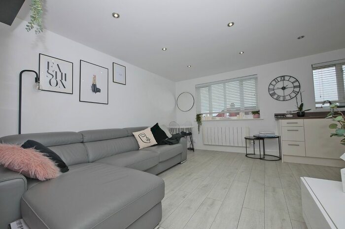 1 Bedroom Flat To Rent In Juniper Court, Grove Road, Romford, London RM6