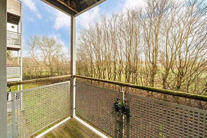 1 Bedroom Flat For Sale In Langhorn Drive, Twickenham, TW2