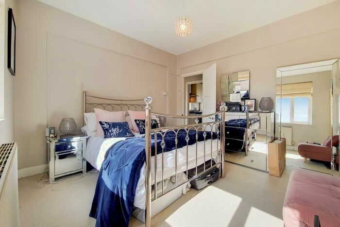 2 Bedroom Flat To Rent In Balham High Road, Wandsworth Common, London, SW17
