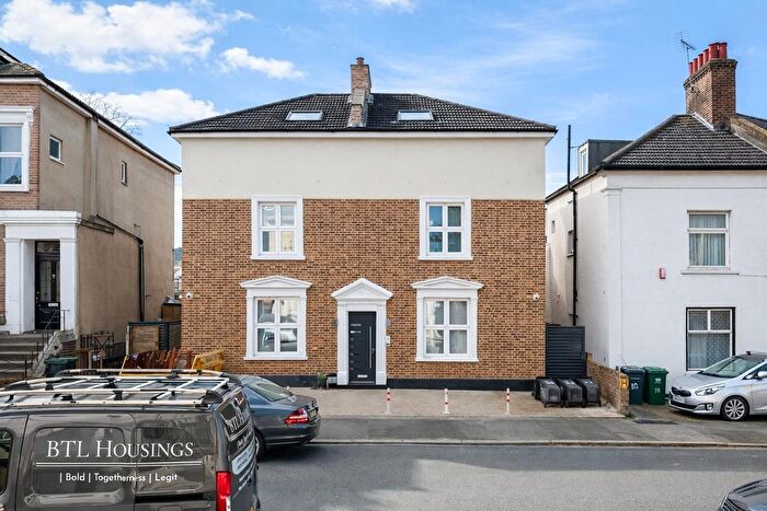 2 Bedroom Flat To Rent In Limes Grove, London, SE13