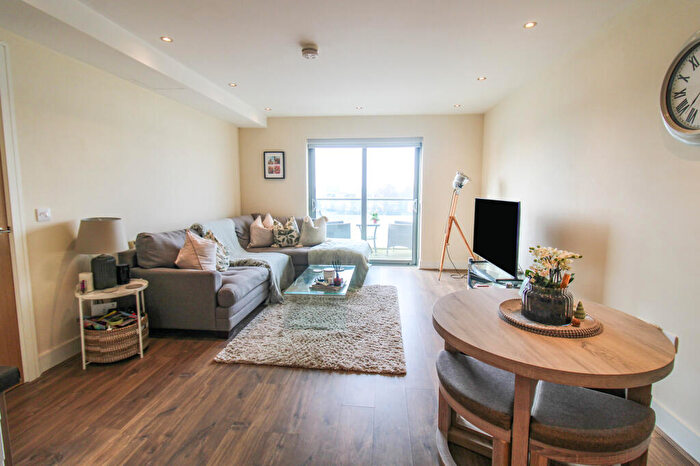 2 Bedroom Apartment For Sale In Queensmead, Farnborough, GU14