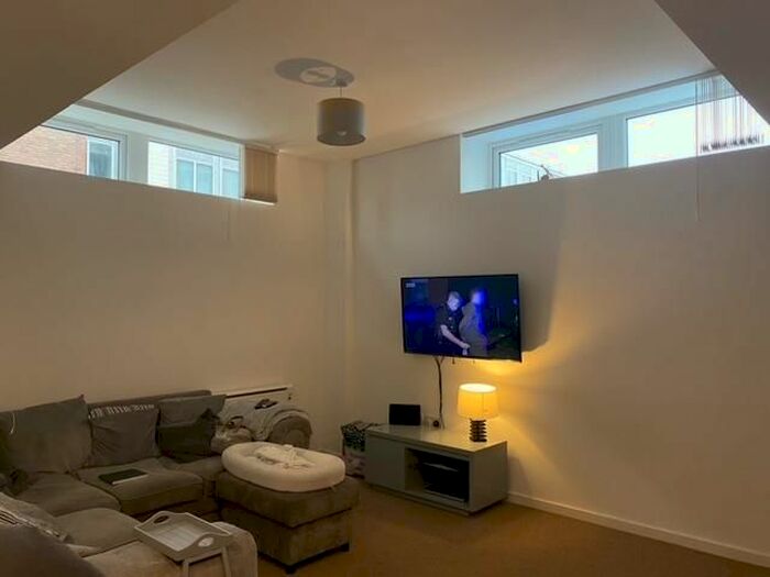 1 Bedroom Flat To Rent In High Street, Kingswinford, DY6