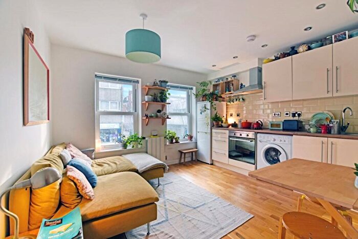 Apartment To Rent In Roman Road, London, E2