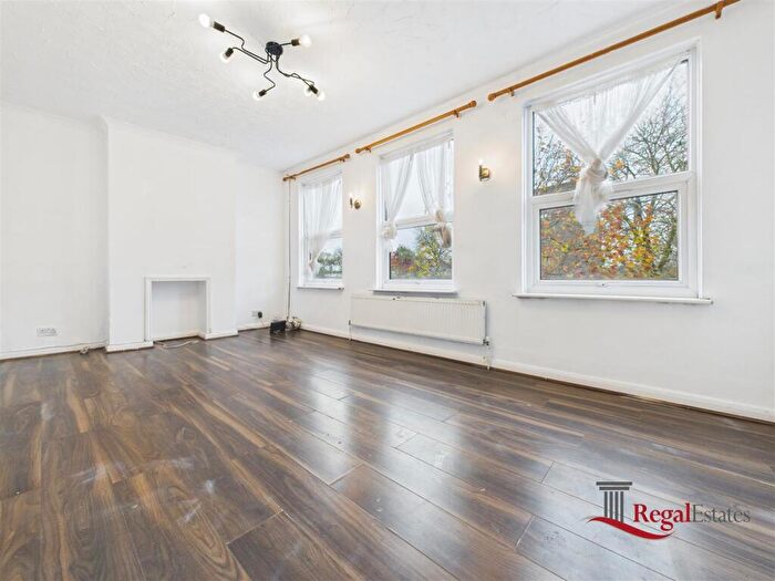 3 Bedroom Flat To Rent In Whetstone, High Road, N20