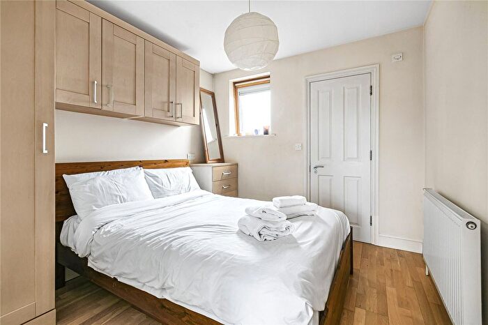 1 Bedroom Flat To Rent In St. John's Hill, London, SW11